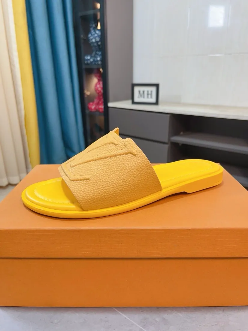 Men's shoes 💰300🌸🌸LV Ordinary men's spring and summer slippers, uppers imported from Italy, cowhide fabric, logo graphics, high-quality craftsmanship, soles: original soles specially provided by the original factory, exclusive movable molded soles super comfortable, original factory single goods, 🔍🔍high quality, you can enter and exit the counter at will, welcome to compare, size 38-45